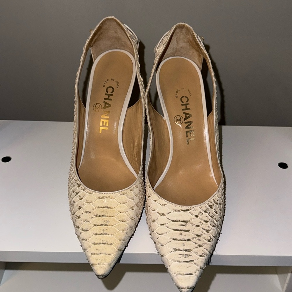 Chanel pumps heels , vintage, color beige, size 37 , worn a few times like new